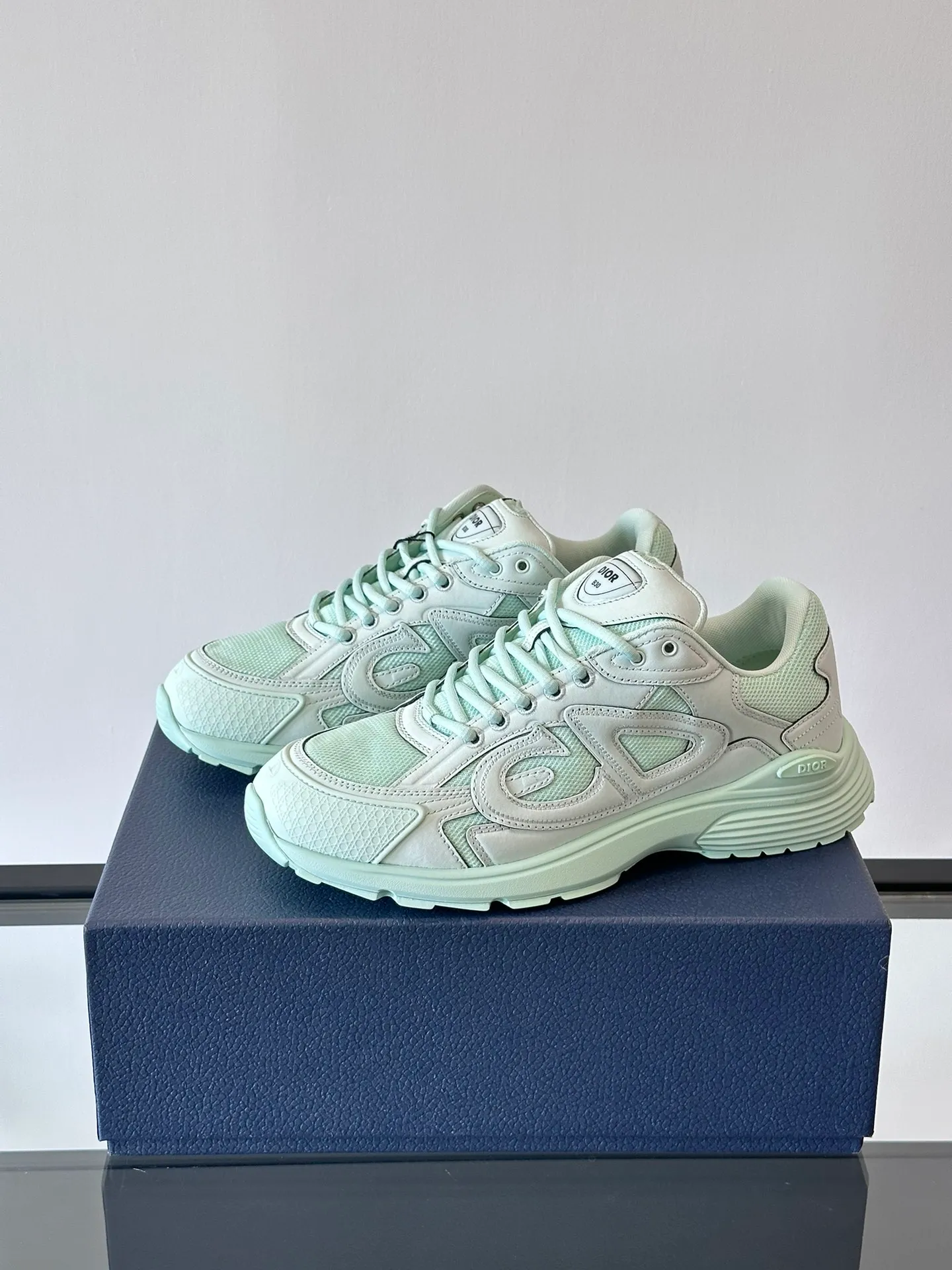 p400《Dio*》Dior B30 series sports shoes, multi-color mesh fabric and multi-color technical fabrics, this season's new B30 low-top sports shoes are one of the flagship styles of the series. Crafted from multicolor mesh and technical fabrics, it's finished with a reflective "CD30" graphic and silver-toned "DIOR B30" and "CD30" logos on the heel and tongue. An extra-light, sculpted rubber sole with signature accents adds style, while internal stretch details create ideal comfort. It can be matched with various casual styles to show a fashionable and modern sports style. Size: 38-44 (45-46 customized)